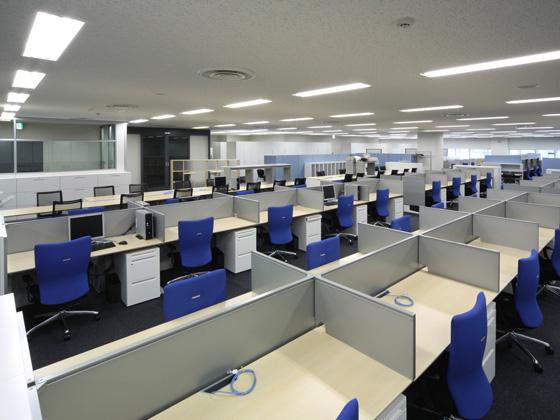 全日本空輸株式会社（ANA）様の納入事例／【執務エリア】同居３社の会社間の囲いを取り除く、並列レイアウト。 ディスカッションのため、ミーティングスペースも充実しています。