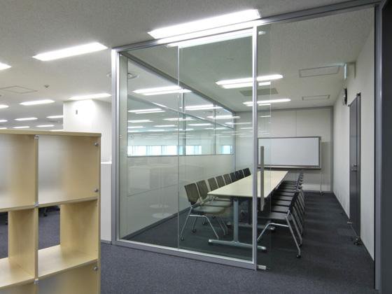 全日本空輸株式会社（ANA）様の納入事例／【ミーティングルーム】引き戸でスペースの効率化をはかり、クリアガラスで透明性を表し、 活発なディスカッションを促す空間となります。