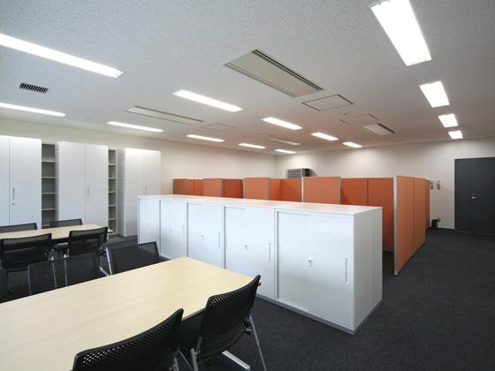 全日本空輸株式会社（ANA）様の納入事例／【自習室】（図書閲覧） 個人で集中学習できる環境と、グループで学習できる環境が併設されています。
