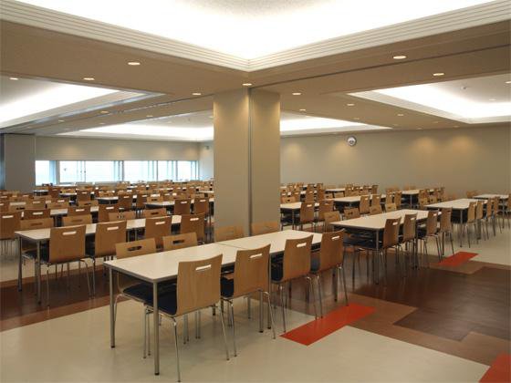 全日本空輸株式会社（ANA）様の納入事例／【食堂】天井間接照明が施された明るい空間に、楽しく食事ができるテーブルレイアウトです。