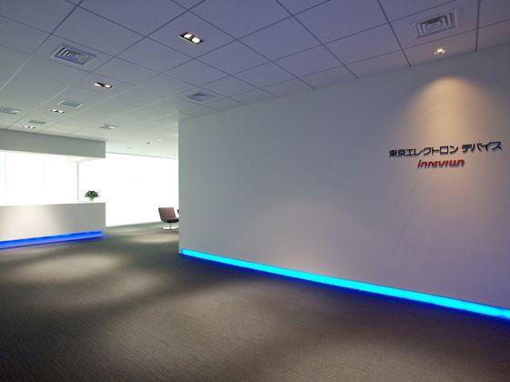 東京エレクトロン デバイス株式会社様の納入事例／【エントランスエリア】受付空間は色の変化するLEDで光の演出。
