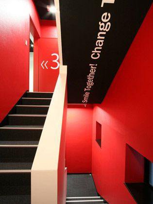 テクタイト株式会社様の納入事例／【階段】刺激的な赤の空間。” together”のメッセージが天井面につながる。