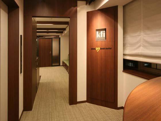 フィナンシャルクラブ株式会社様の納入事例／【エントランスエリア】エレベーターホールを有効利用したセミナー用エントランス(8F)。