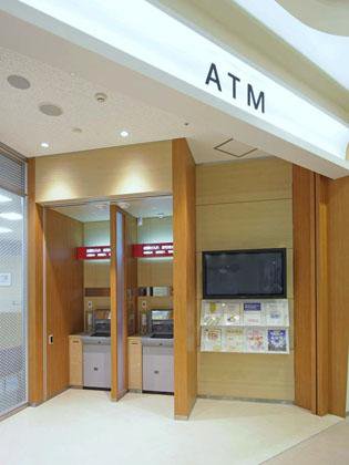 岡崎信用金庫様の納入事例／【ATMコーナー】順番待ちスペースとプライバシーを確保した配置