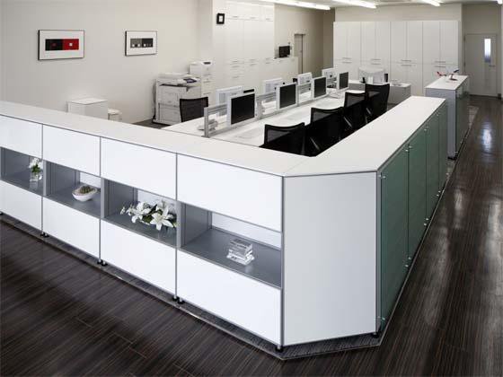 株式会社和田製作所様の納入事例／【執務エリア】ホワイトの家具とダークウッドの床でまとめた空間。