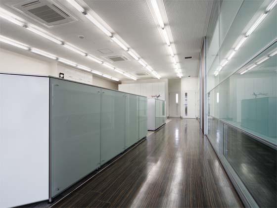 株式会社和田製作所様の納入事例／【執務エリア】ガラス素材で統一したオフィスインテリア。