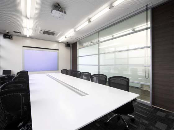 株式会社和田製作所様の納入事例／【コミュニケーションエリア】モダンなイメージでしつらえた会議室。
