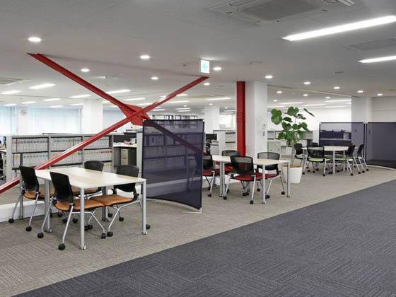 ABB 日本ベーレー株式会社様の納入事例／【打合せコーナー】耐震ブレスを、オフィスデザインの一部とした。
