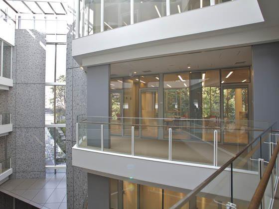 在日フランス大使館様の納入事例／【執務エリア（廊下から）】ガラスを多用し、自然との調和を重視した建物。