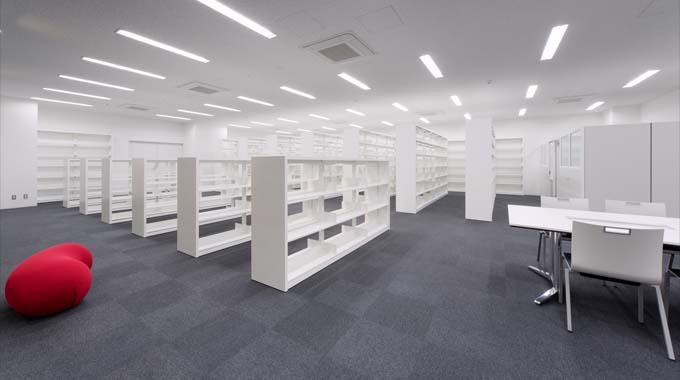 日本水産株式会社様の納入事例／【図書資料室】白を基調にした図書資料室。