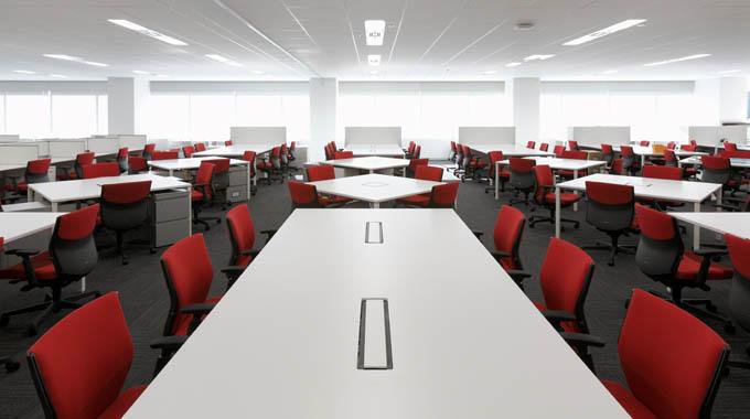 トリンプ・インターナショナル・ジャパン 株式会社様の納入事例／【 オフィスエリア】フリーアドレス席は平面でみても楽しめるレイアウトに。トリンプカラーである赤×白に統一。