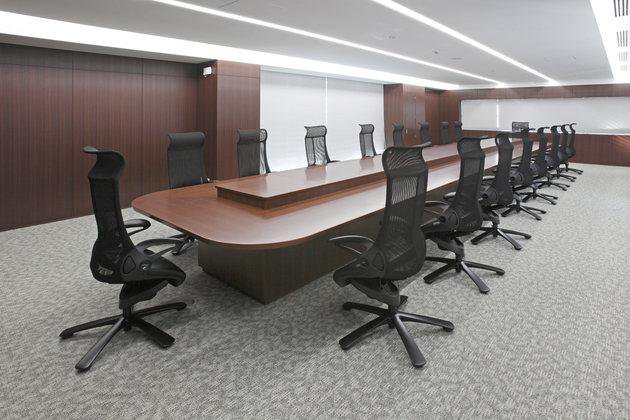 株式会社フジトランスコーポレーション様の納入事例／【役員会議室】６階オフィスを一望出来る役員会議室。