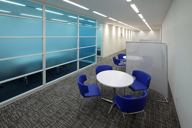 株式会社アイビージェー様の納入事例／【エントランスエリア】CIカラーのブルーを配した来客用会議室エリア。