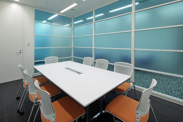 株式会社アイビージェー様の納入事例／【会議室エリア（来客用）】使い勝手の良いコンパクトな来客会議室は、ガラス壁によりオープンな雰囲気を演出。