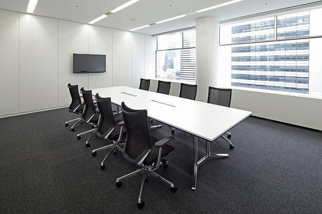 株式会社アイビージェー様の納入事例／【会議室エリア（来客用）】応接としても使用する会議室はモノトーンでまとめた落ち着いた空間です。