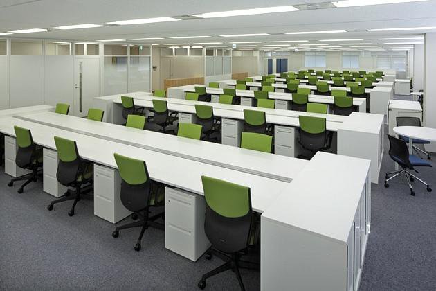高島 株式会社様の納入事例／【執務スペース】デスクサイズを統一し、入れ替え可能で可変性のあるオフィス。島エンドには特注サイズの収納を設置。