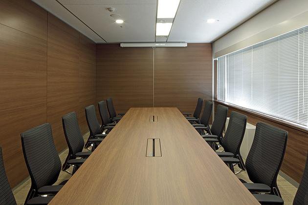 高島 株式会社様の納入事例／【役員会議室】自然排煙という建築条件の下、最小限のスペースで作成した役員会議室。