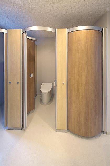 株式会社ファンケル様の納入事例／【女子トイレ】優しい木目のウェイブレットトイレブースを採用。