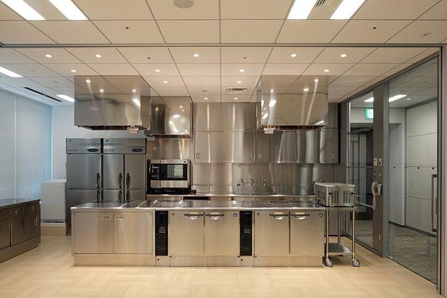 株式会社にんべん様の納入事例／【テストキッチン・プレゼン応接室】高層ビルの為、IHコンロを使用した業務用厨房機器。