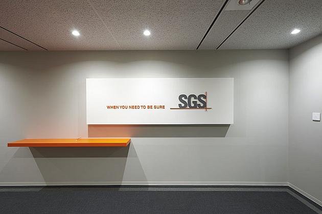 SGSジャパン株式会社様の納入事例／【3Fエントランス】CIカラーであるオレンジのTEL台を設置。