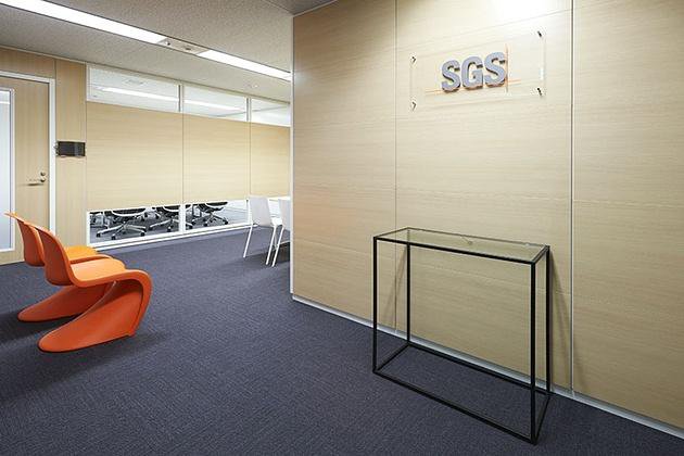 SGSジャパン株式会社様の納入事例／【5Fエントランス】CIカラーであるオレンジのチェアを設置。