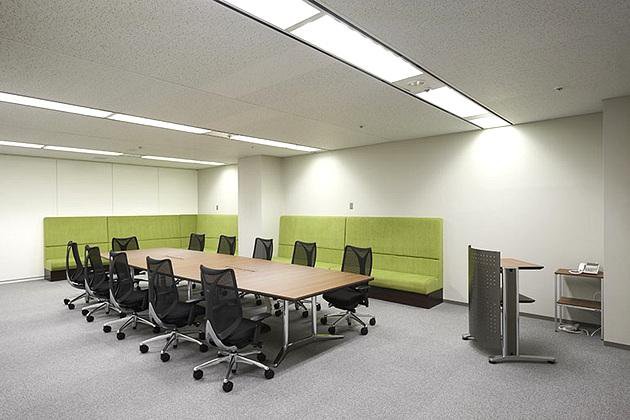 SGSジャパン株式会社様の納入事例／【大会議室】大人数での会議に対応可能なソファ席を設置。