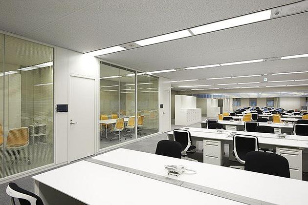 SGSジャパン株式会社様の納入事例／【会議室】執務エリアに面したガラス張りの会議室。