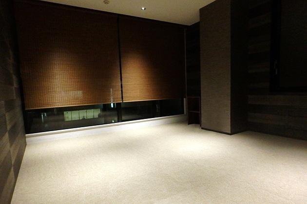 ツインバード工業株式会社様の納入事例／【VIP応接室】「枯山水」を連想させるカーペットと和の美意識を表現した陰影のあるライティング。