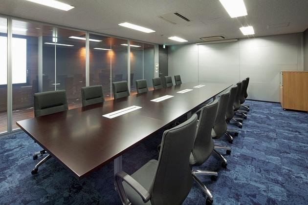 ツインバード工業株式会社様の納入事例／【役員会議室】コーポレートカラーの青をアクセントとし、集中力を高める心理効果を狙った会議室。