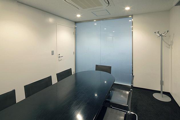 溝呂木株式会社様の納入事例／【応接会議室】モノトーンベースで構成した空間。