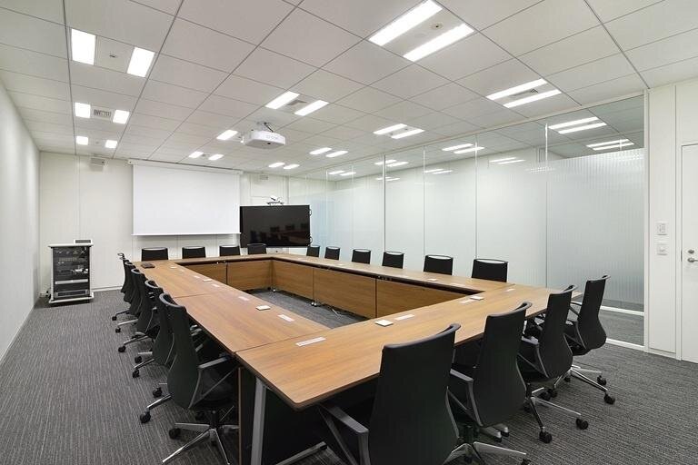 TIS株式会社様の納入事例／【30F 会議室】TV会議システムを導入した各会議室。