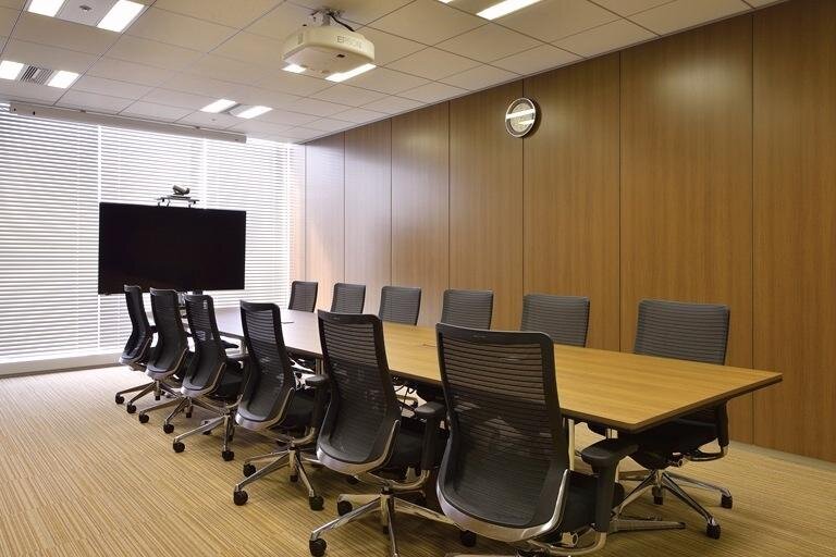 TIS株式会社様の納入事例／【37F 役員会議室】一般会議室と統一したＴＶ会議システムを導入。