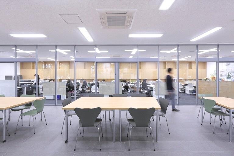 仙台卸商センター様の納入事例／【ビジネスラウンジ】事務局と一体となったオフィス空間。