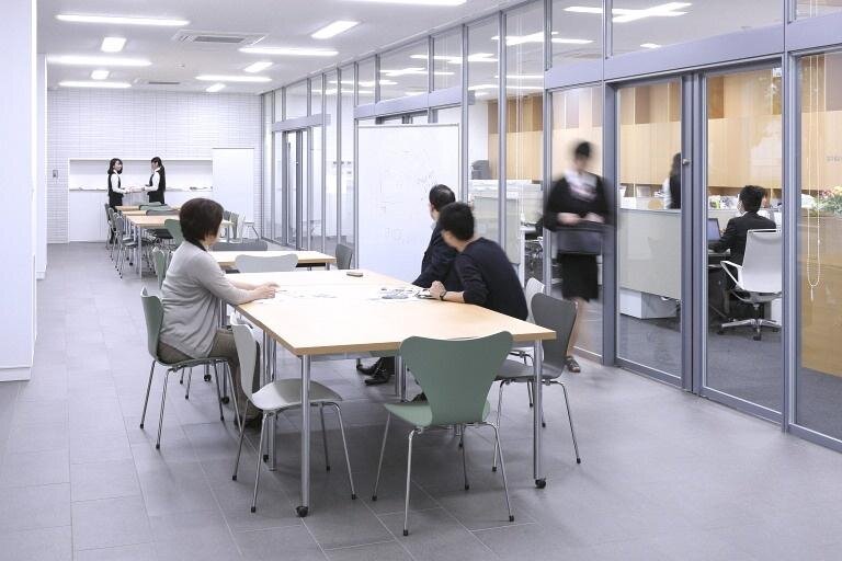 仙台卸商センター様の納入事例／【ビジネスラウンジ】可変・可動する家具を配置し、誰でも自由に使えるコワーキングスペース。