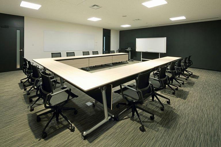 株式会社IHI様の納入事例／【1F 来客会議室】どんな来客にも対応できるシックな来客会議室。