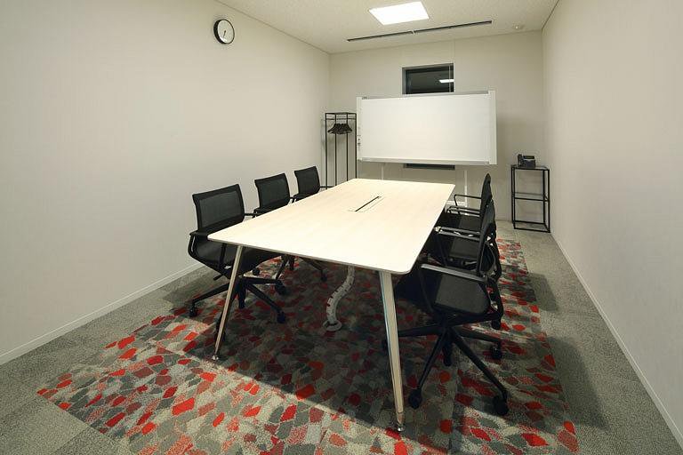 株式会社IHI様の納入事例／【1F 応接会議室 -1（Debate）】部屋ごとに床材を変更。会議内容に合わせて部屋を選び、色の心理的作用を促す。赤の床材は“活発な会議”。